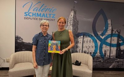 La députée de Vimont reçoit le livre annuel des Passionnés des arts visuels
